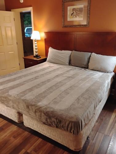 Baton Rouge Apartment | Gated 1 King Bedroom 1 Bath Apt with Full Kitchen 129