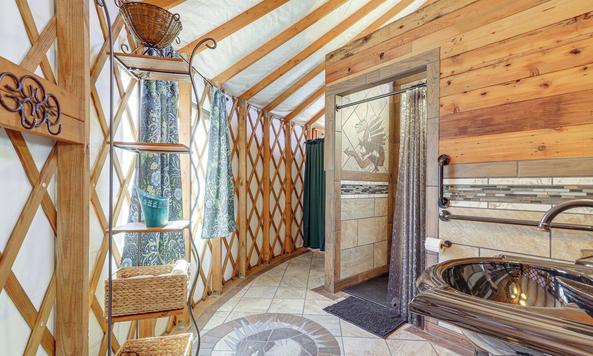 Newport Cottage | Glamping W/mountain Views! Newport Yurt Retreat!