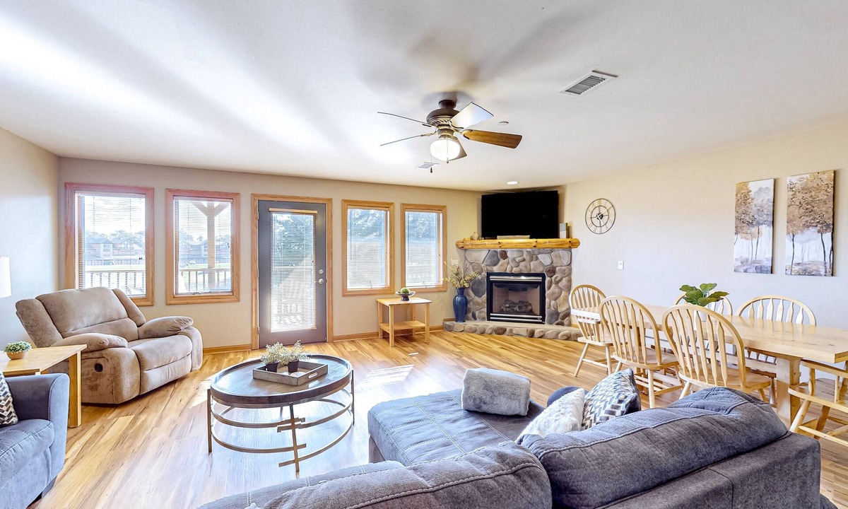 Dellwood Condo | Golf course-front condo with pool, hot tub, dock, tennis, golf, & private beach