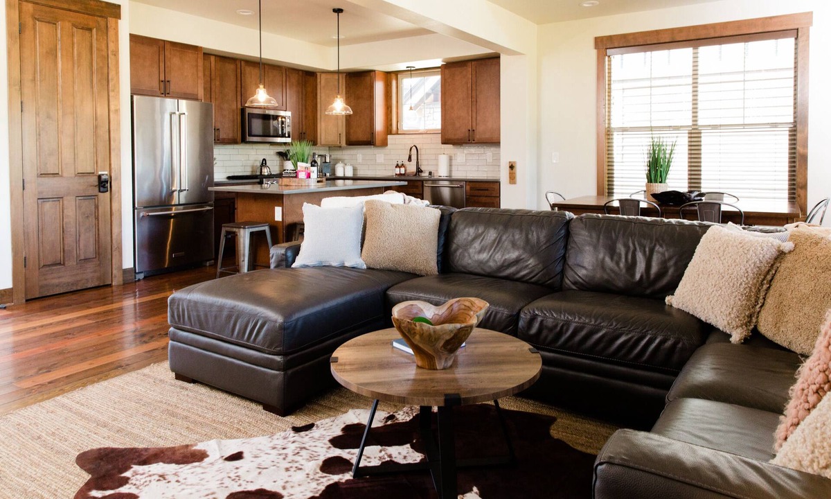 Cle Elum Cabin | Golf course view, private hot tub, close to the winery and more!