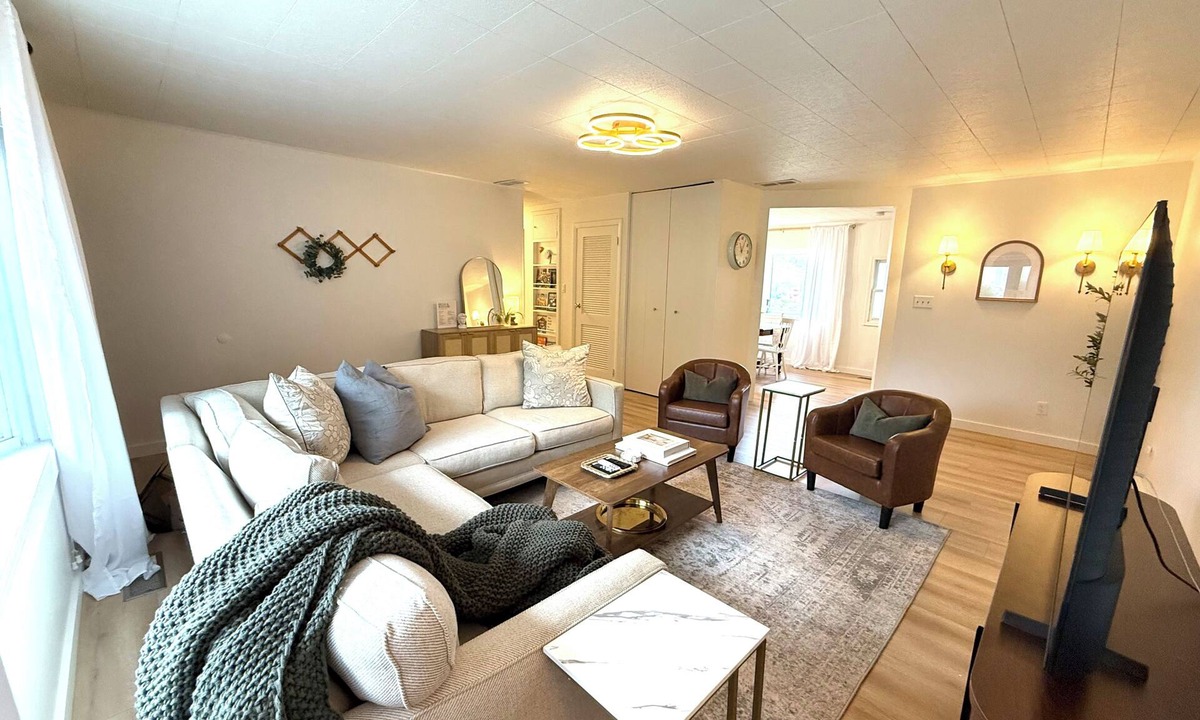 Valparaiso House | Gorgeous 3-bedroom 2 bath bungalow downtown Valparaiso