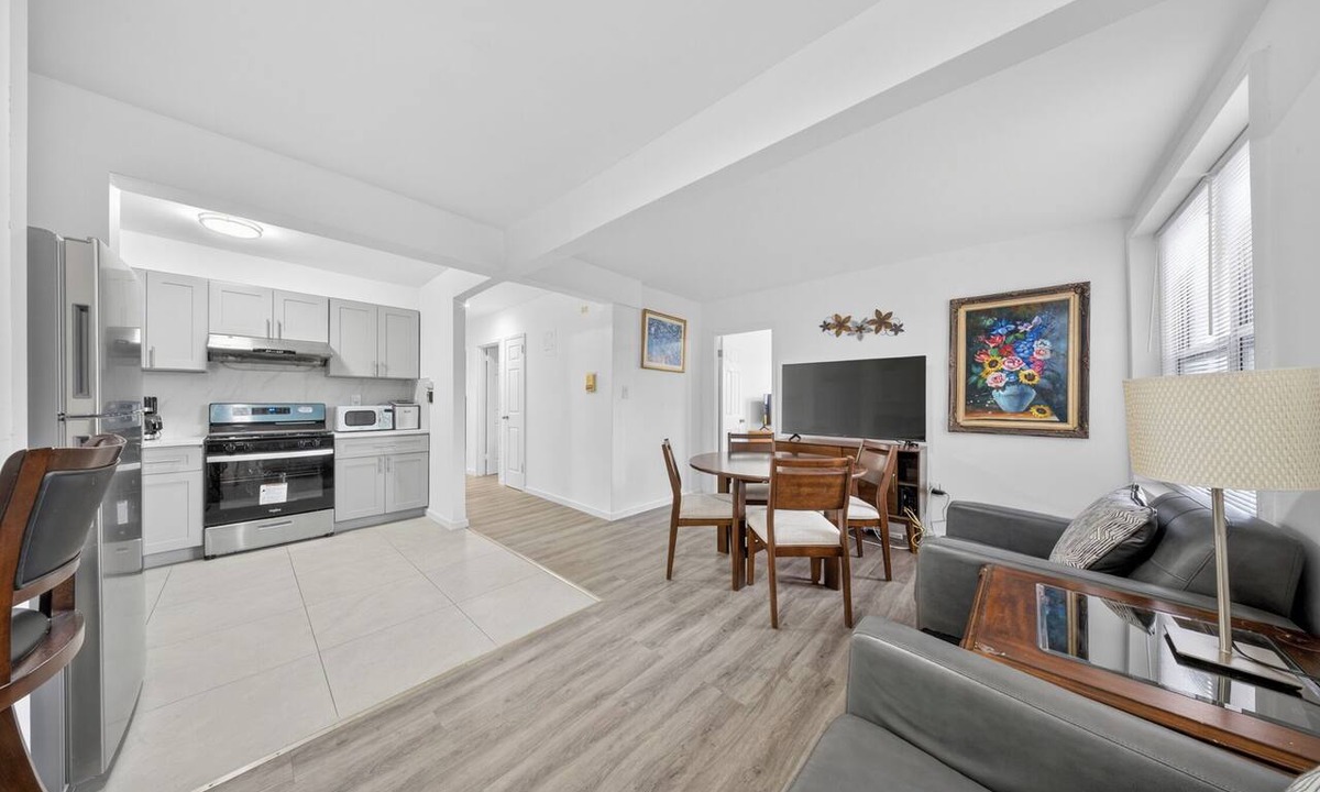 East Flushing Apartment | Gorgeous 3-bedroom apartment with AC in vibrant Flushing