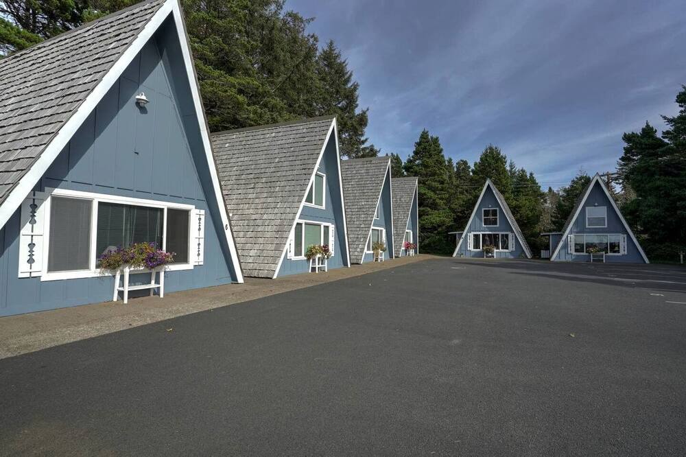 Otter Rock Cabin | Gorgeous A-Frame by the Beach in Otter Rock, Oregon