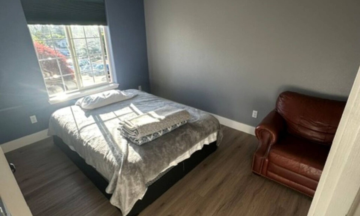 Mill Plain House | Gorgeous single story 3-bedroom house with AC in vibrant Vancouver