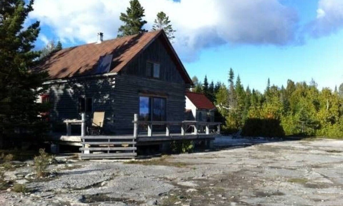 Providence Bay Cabin | Gorgeous Waterfront Log Cabin off-grid paradise pet friendly
