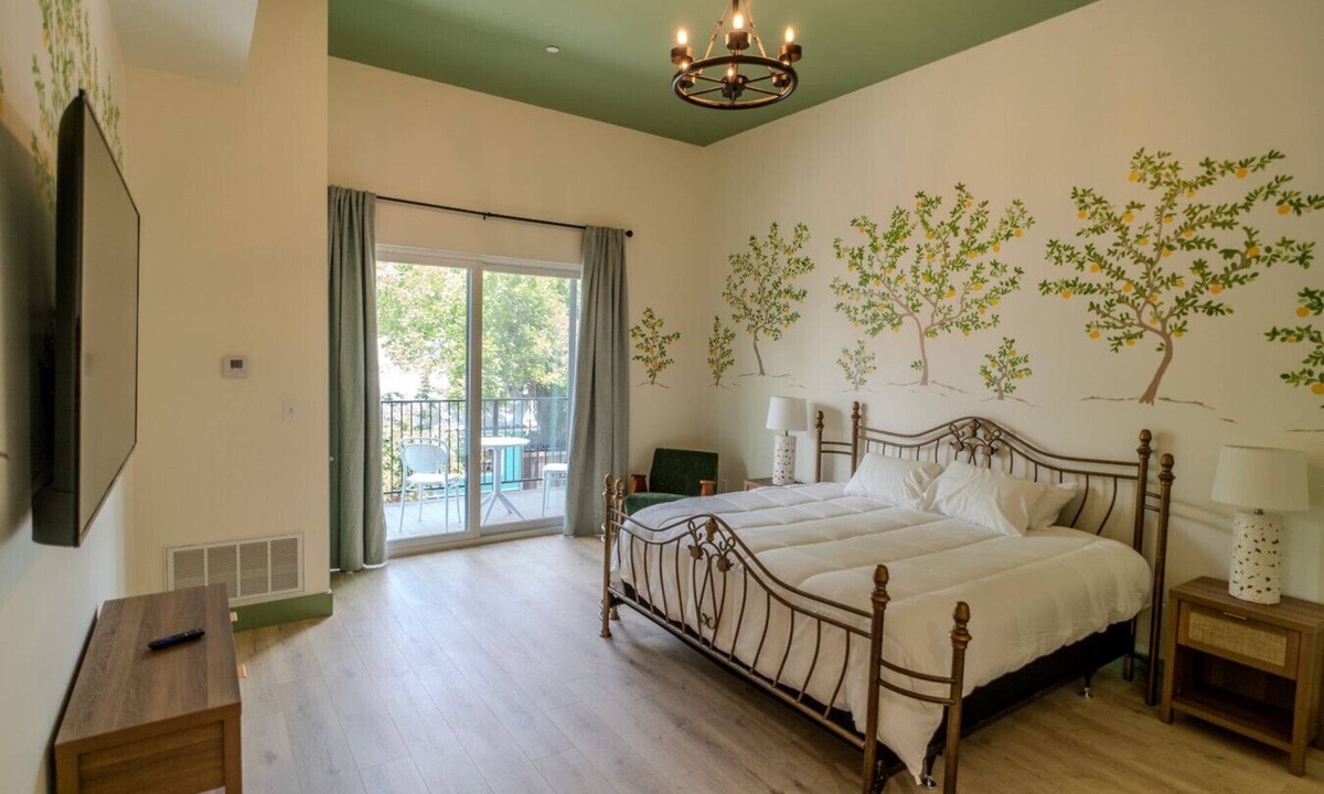 Biloxi Bed & Breakfast | Government St. Balcony Suite 205