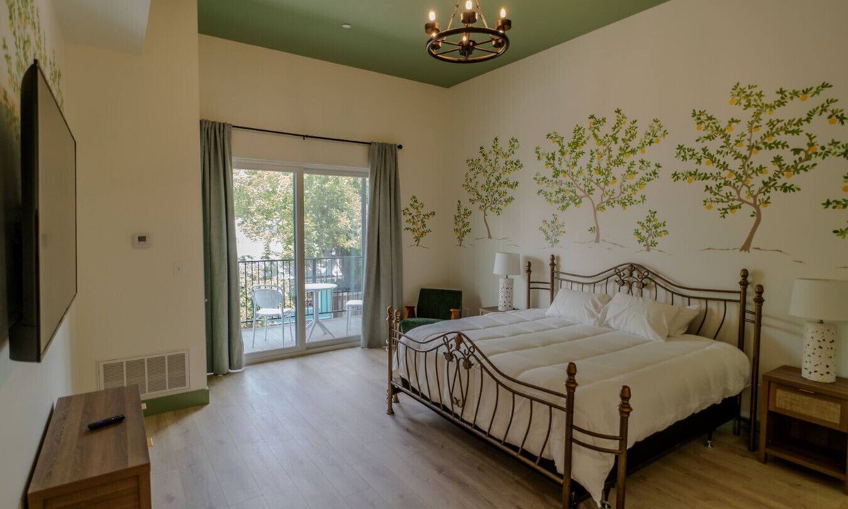 Biloxi Bed & Breakfast | Government St. Balcony Suite 207