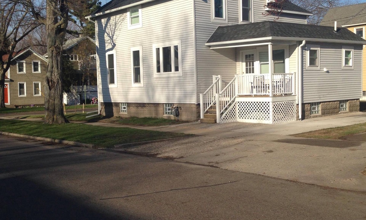 Grand Haven House | Grand Haven Getaway 4 Bedroom 3 Full Bathroom Downtown