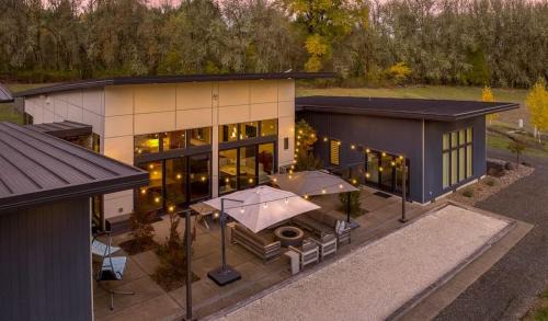 McMinnville House | Green Acres - Serene Luxury Wine Country Retreat