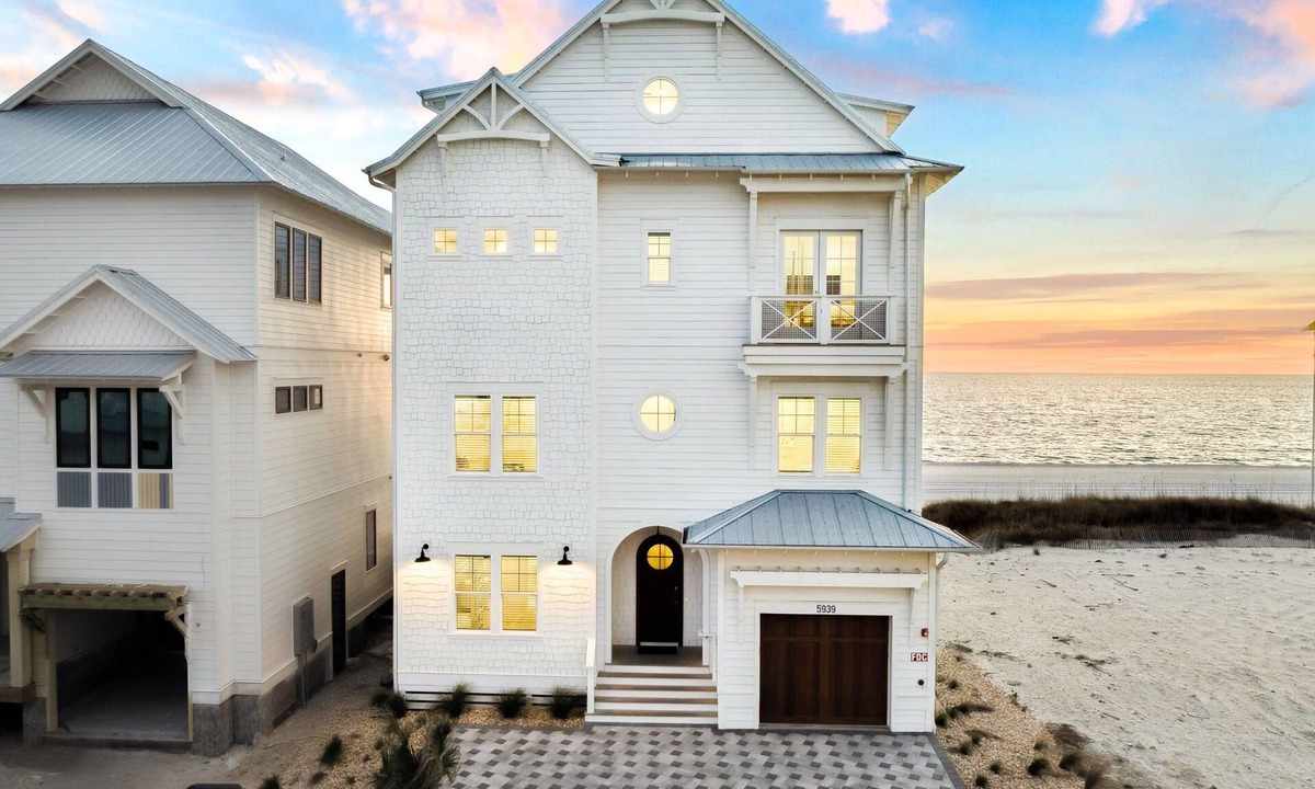 Biltmore Beach House | 🌊Gulf Front House ~ with Beach, Private Heated Pool and Bonfire Set Up🔥