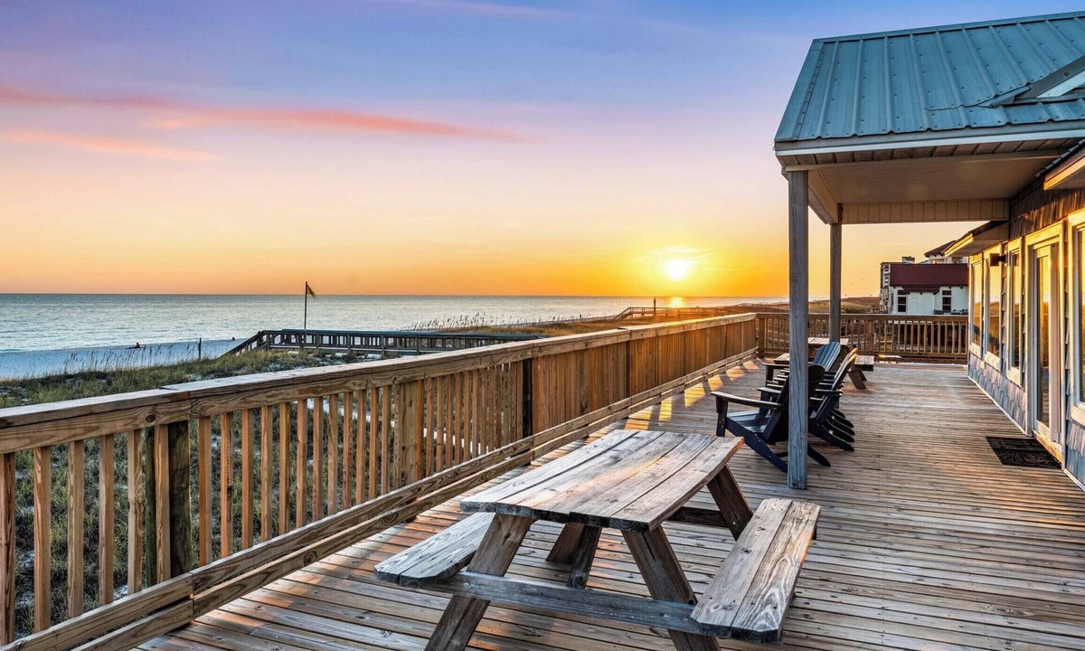 Navarre Beach House | 🌊🌴Gulf-Front | Sunset Views from the Large Deck | Sleeps 14 | Salty Breeze