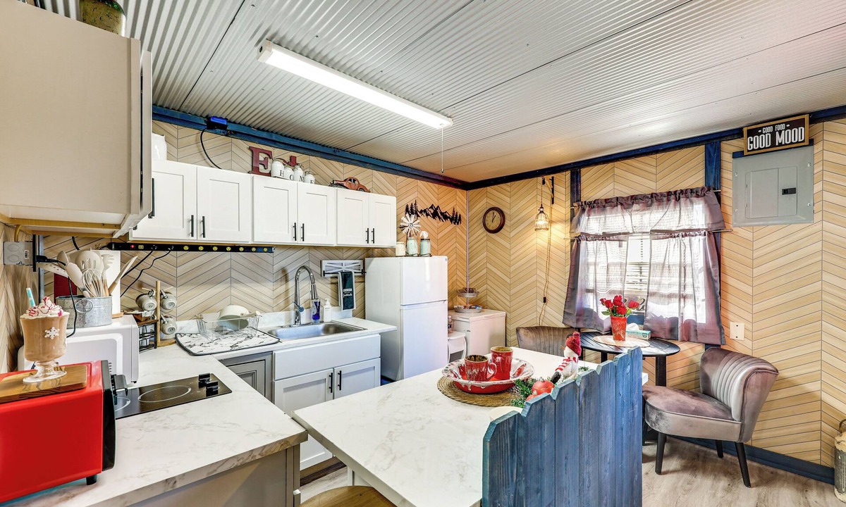Summerfield Cabin | Gym Access On-Site: Cabin w/Deck in Red Oak!
