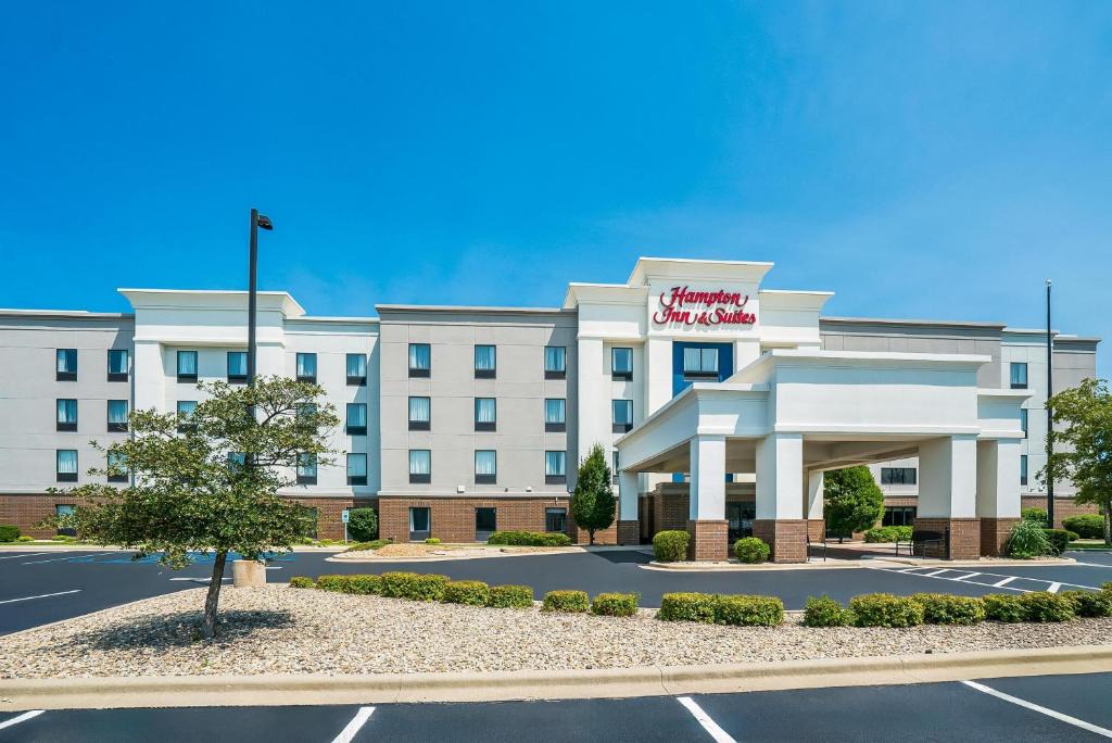 Peru Hotel | Hampton Inn and Suites Peru