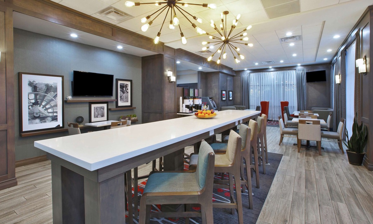 Dearborn Hotel | Hampton Inn by Hilton Detroit Dearborn