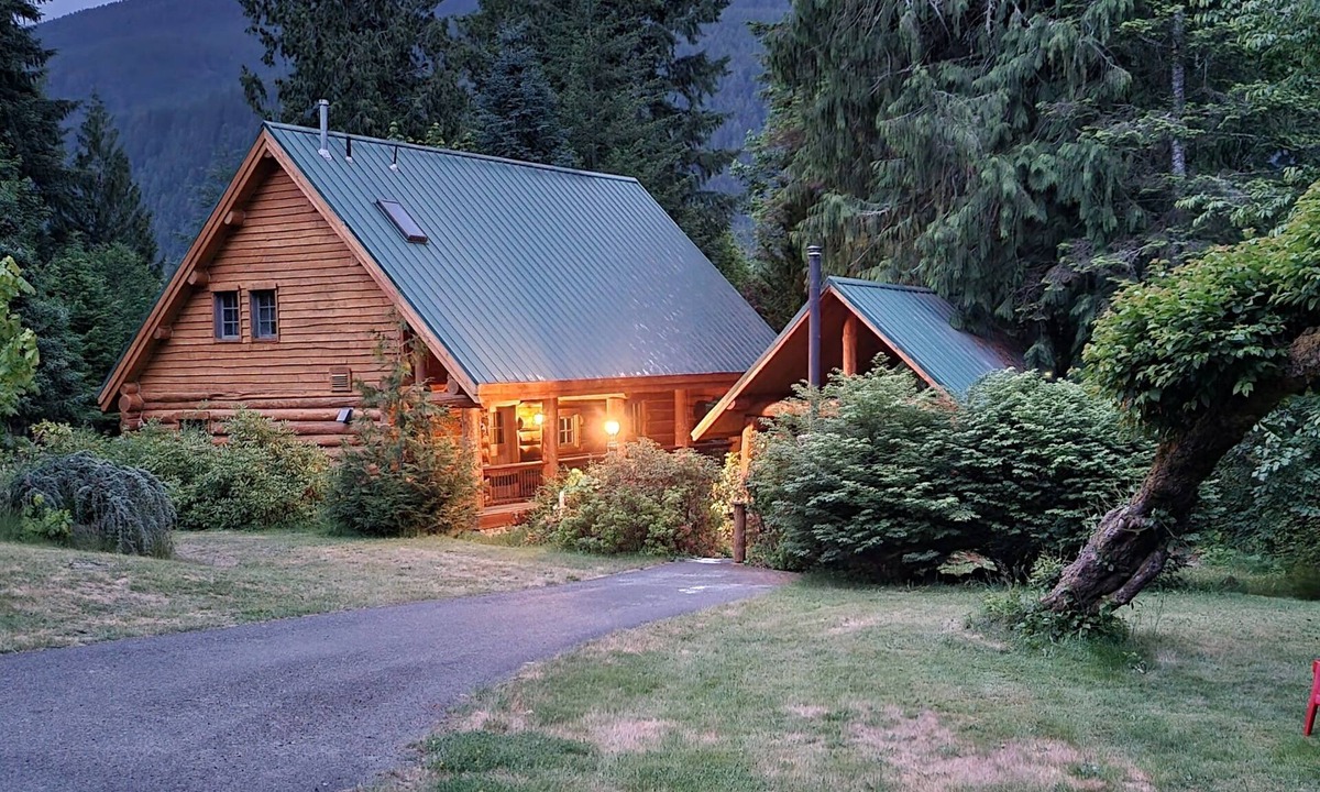 Randle Cabin | Hand-Scribed Log Home Pet-friendly, Hot Tub, AC, WIFI, Seasonal River Access