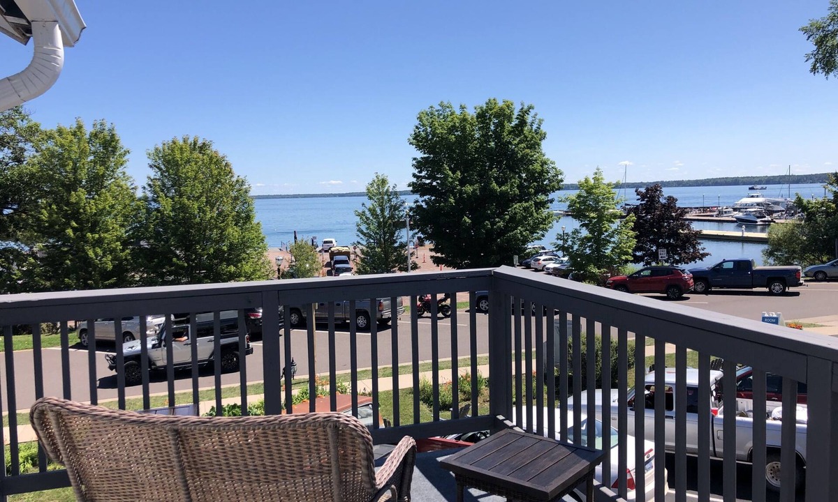 Bayfield Hotel | Harbor's Edge Motel