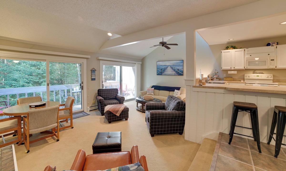 Harbor Springs Condo | Harbor Springs Condo w/Fireplace Near Skiing!
