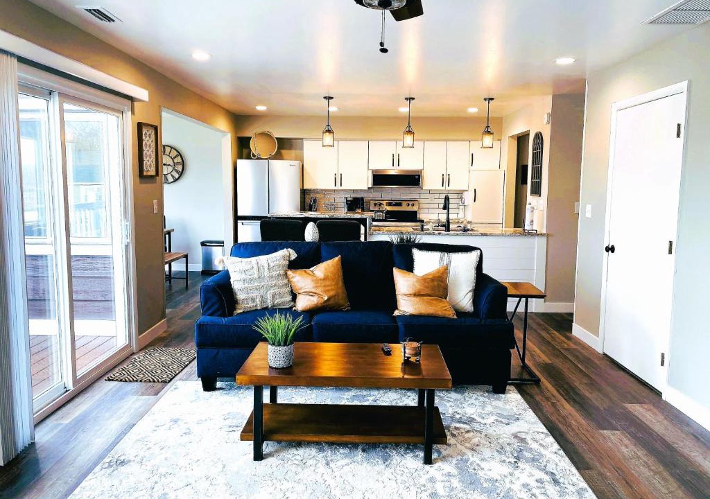 Huron House | Harborview 3-6-8 on Main