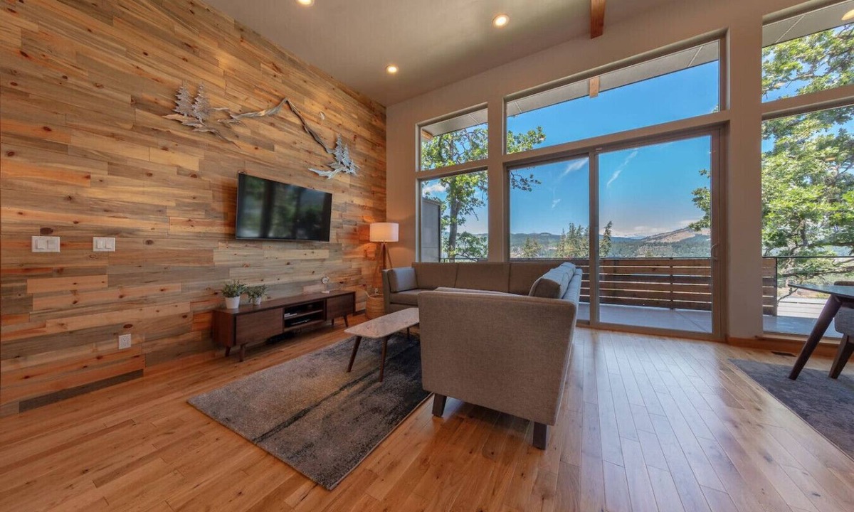 Hood River Villa | Hawks Landing - New, Modern, Views, Billiards!