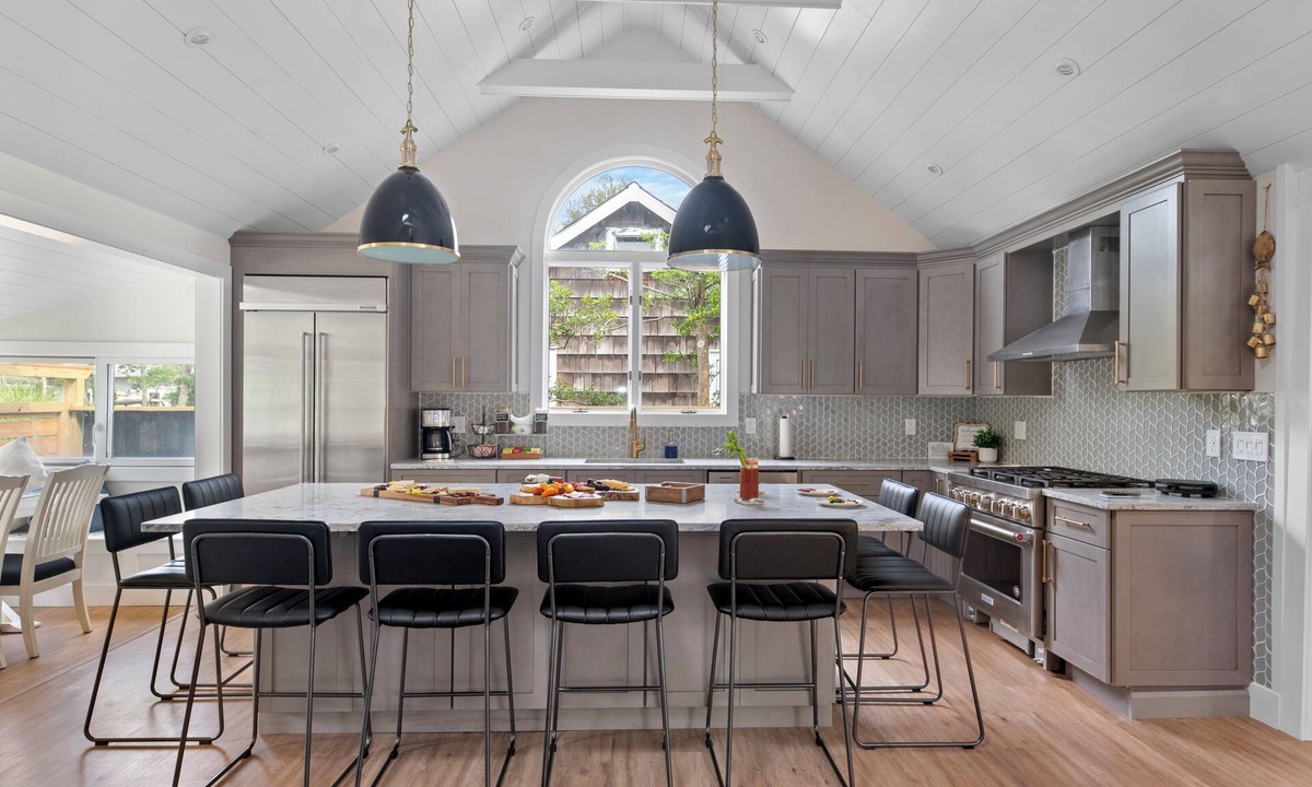 Ocean Beach House | Heated Saltwater Pool 5BR 3Bth Chef's Kitchen Huge Island seats 10, LR, DR +Den