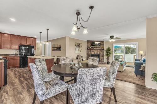 Brighton House | Hidden LakeFront -New Build-Private Beach-Fast WiFi
