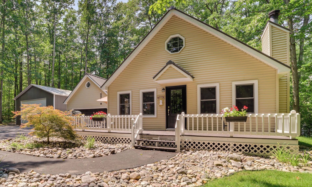 Higgins Lake Cabin | Higgins Lake Retreat: Dock Access, Close to Beach!