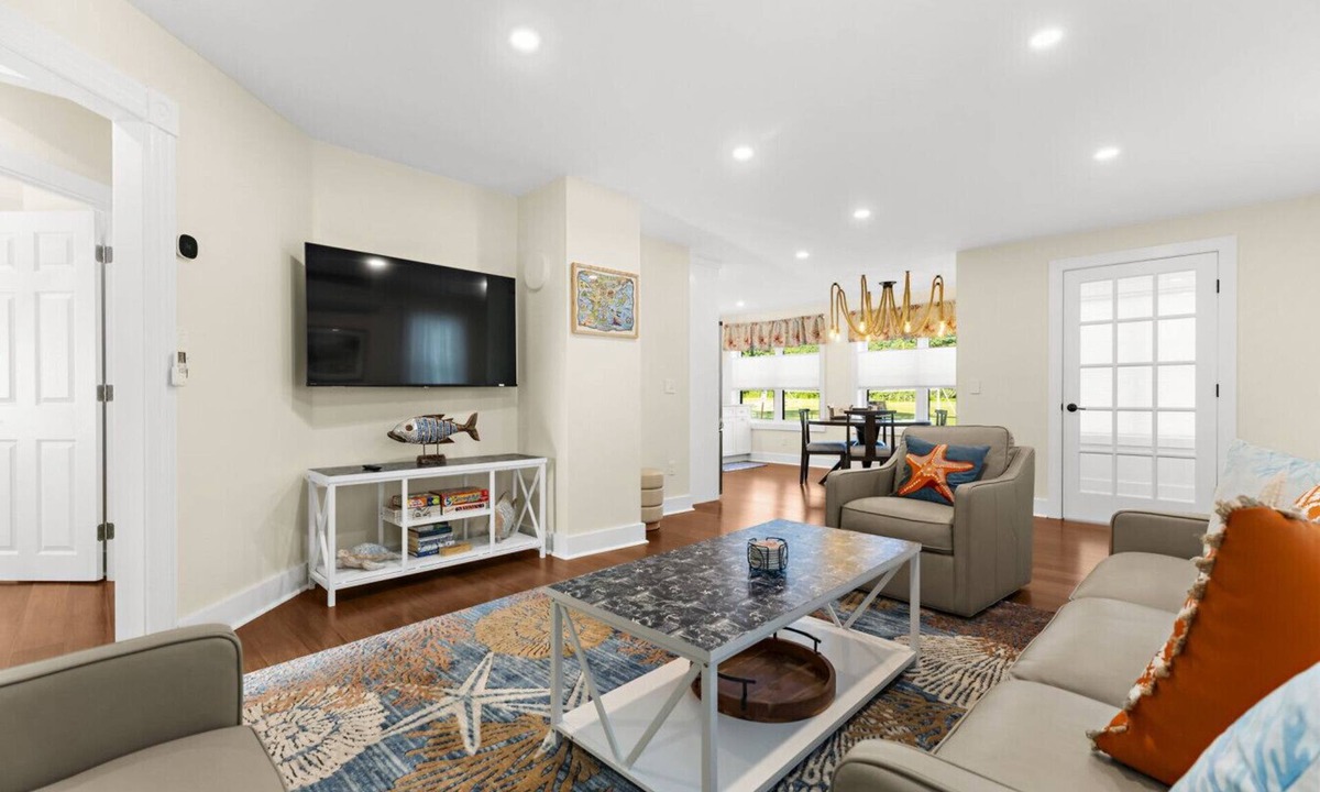 Stonington House | Historic 5BR, Dual Kitchens, Walk to Beach