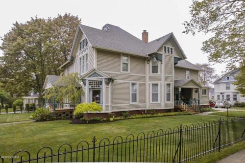 South Haven House | Historic Beach House 2 Blocks to Beach/Downtown w/Pool, Firepit, 7 BRs