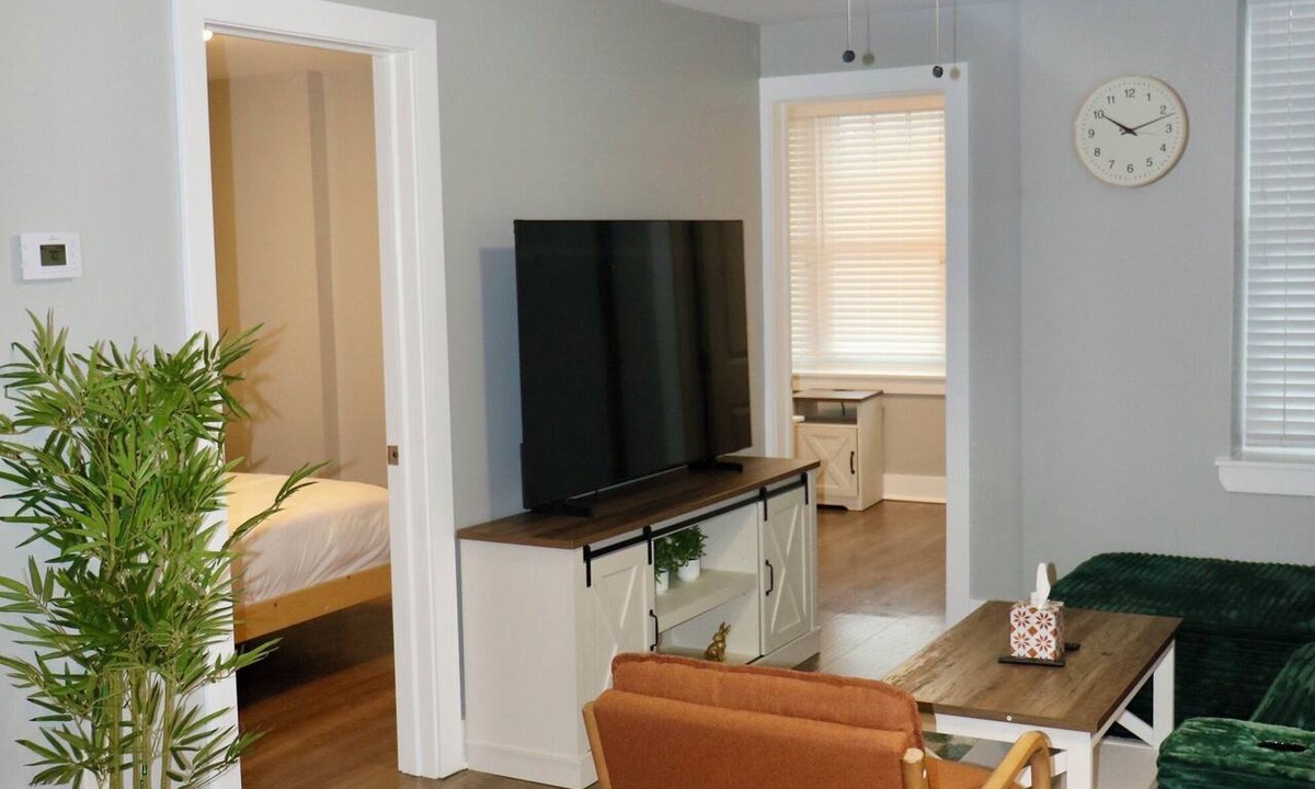 Midtown Apartment | Historic Manor 2BR in the Heart of Midtown Detroit - Mins From Downtown