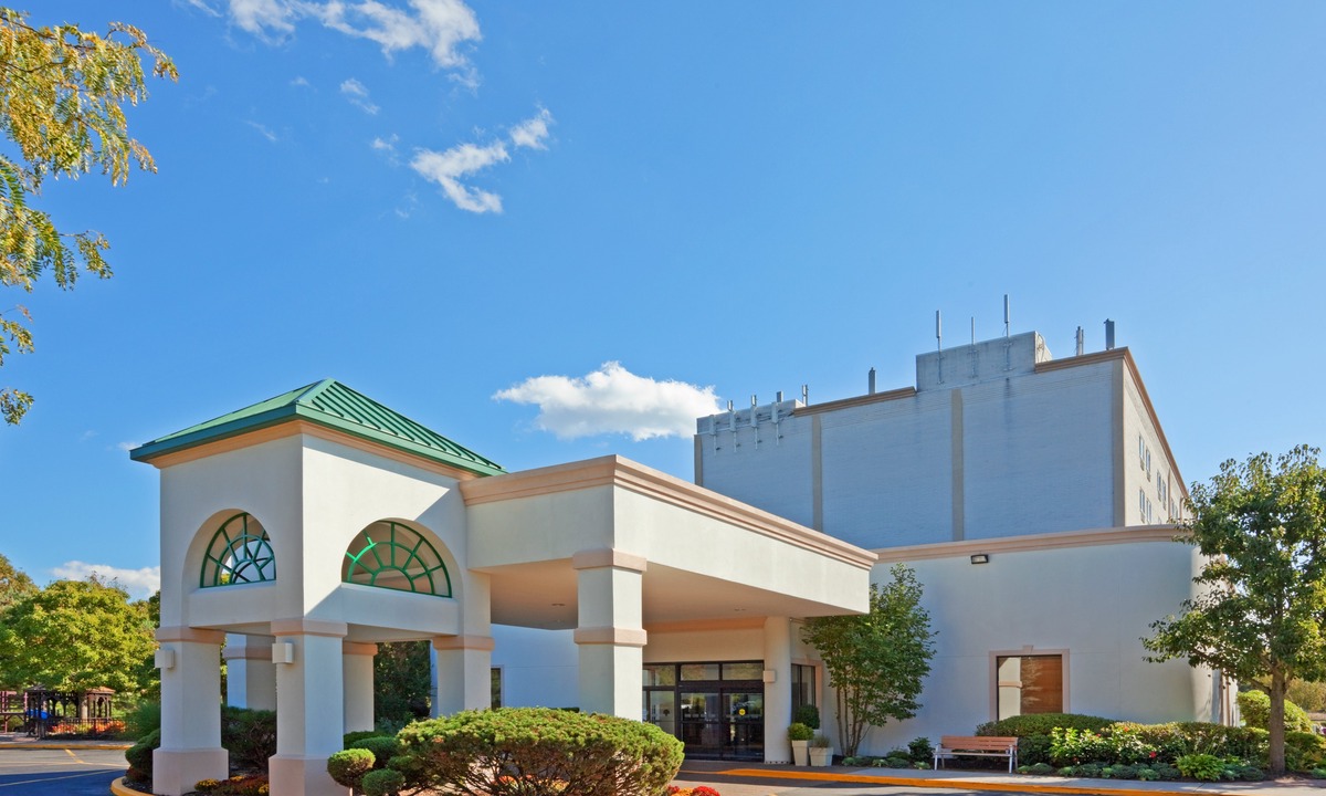 Centereach Hotel | Holiday Inn Express Stony Brook-Long Island, an IHG Hotel