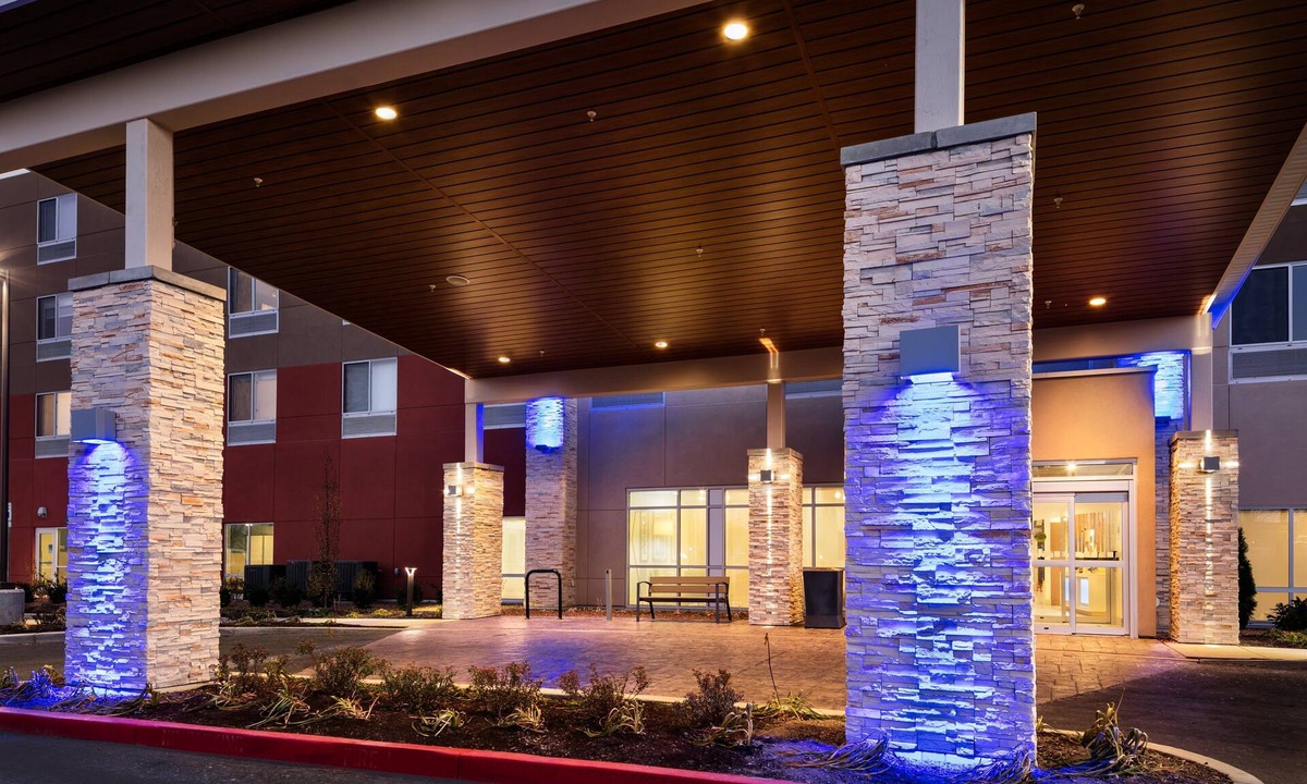 Southeast Bend Hotel | Holiday Inn Express & Suites Bend South by IHG