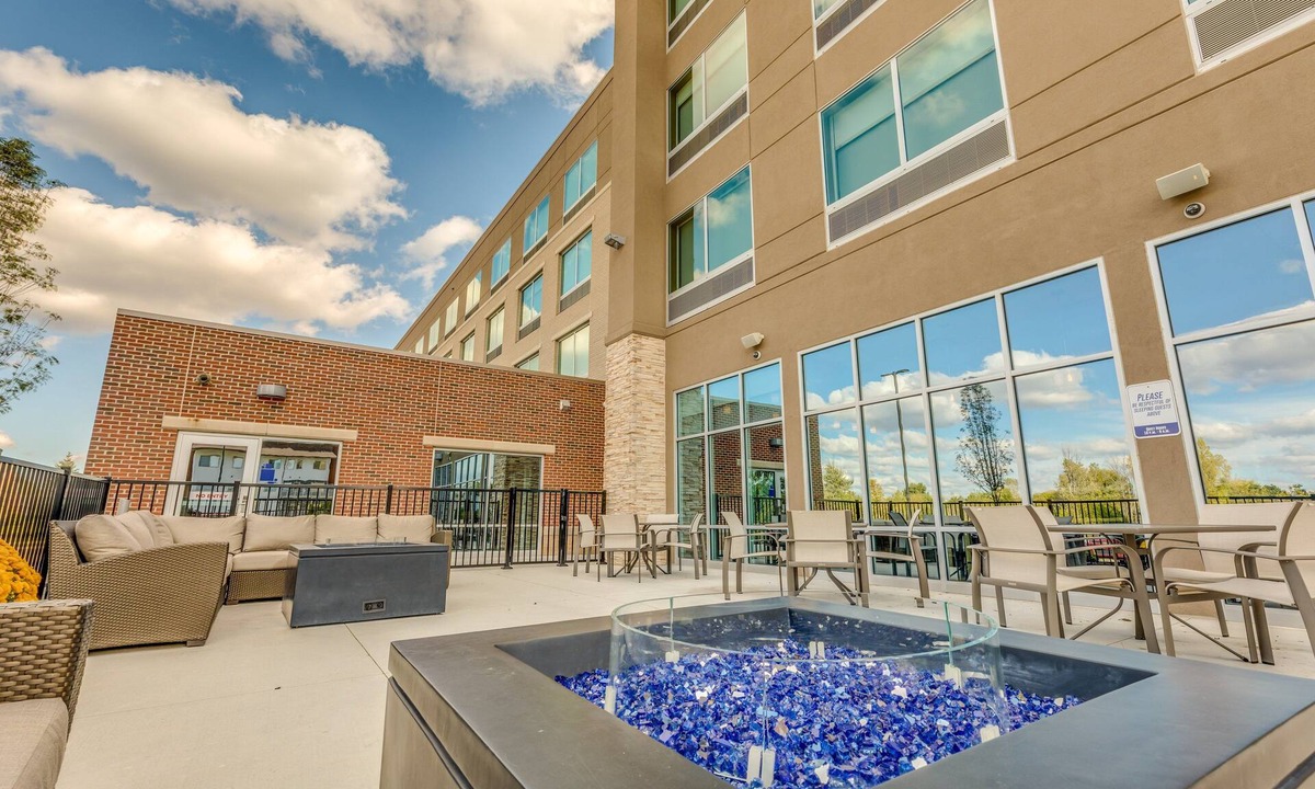 Okemos Hotel | Holiday Inn Express & Suites Okemos - University Area by IHG