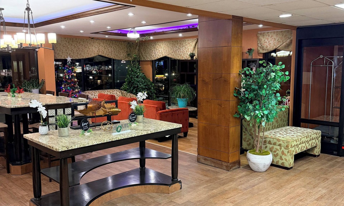 Crestview Hotel | HomeTown Inn & Suites