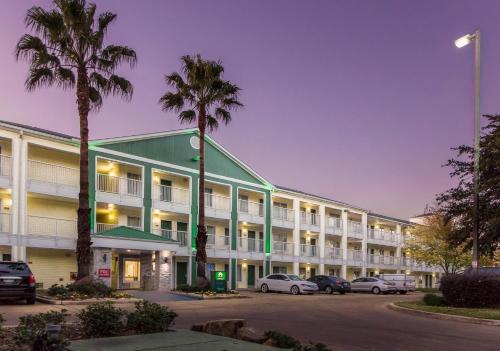 Fairbanks Hotel | HomeTowne Studios by Red Roof Houston - Northwest