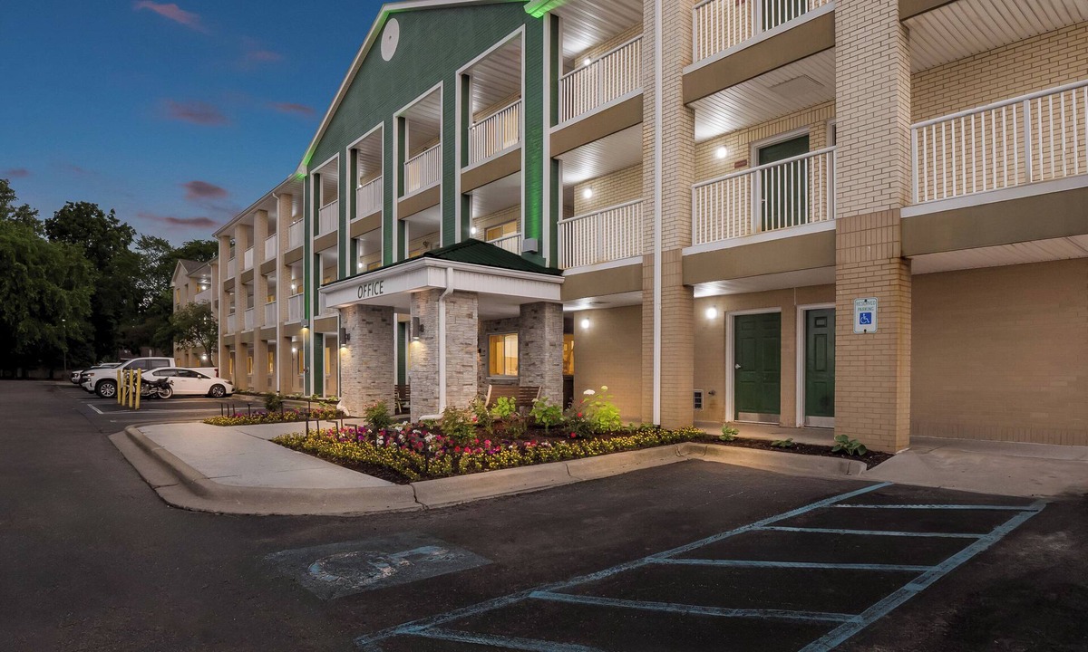 Livonia Hotel | HomeTowne Studios by Red Roof Detroit - Livonia