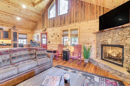 Murphy House | Hot Tub + Fire Pit: Dog-Friendly Cabin in Murphy!