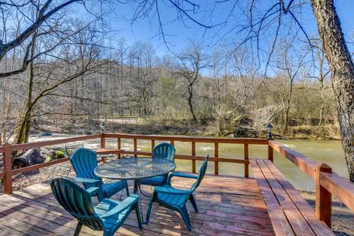 Helen House | Hot Tub & Fire Pit: Riverfront Helen Cabin