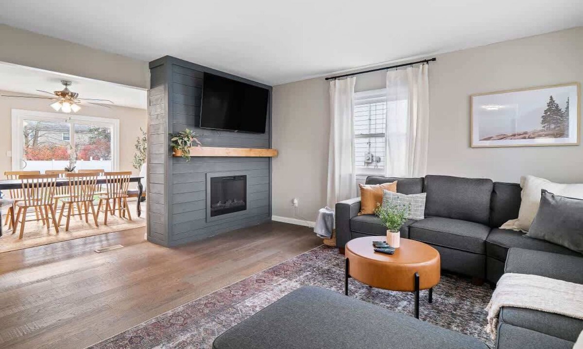 Vermilion House | Hot Tub - Game Room - Sleeps 10 - Vermilion