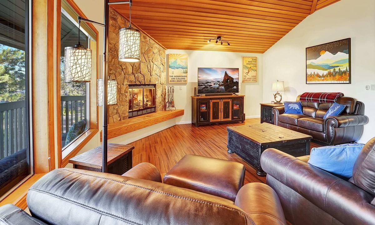 Sunriver Cabin | Hot tub, SHARC passes, A/C, bikes + quiet Sunriver location near river/trails