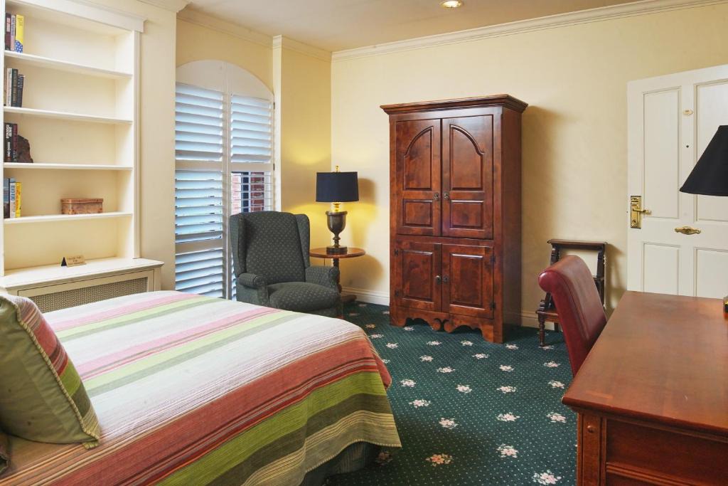 Point Richmond Hotel | Hotel Mac