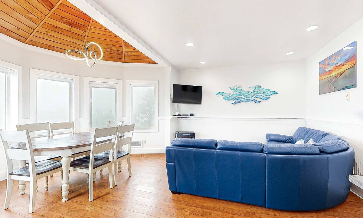 Oceanside House | Huge dog friendly castle with ocean view decks 5 minutes to the beach