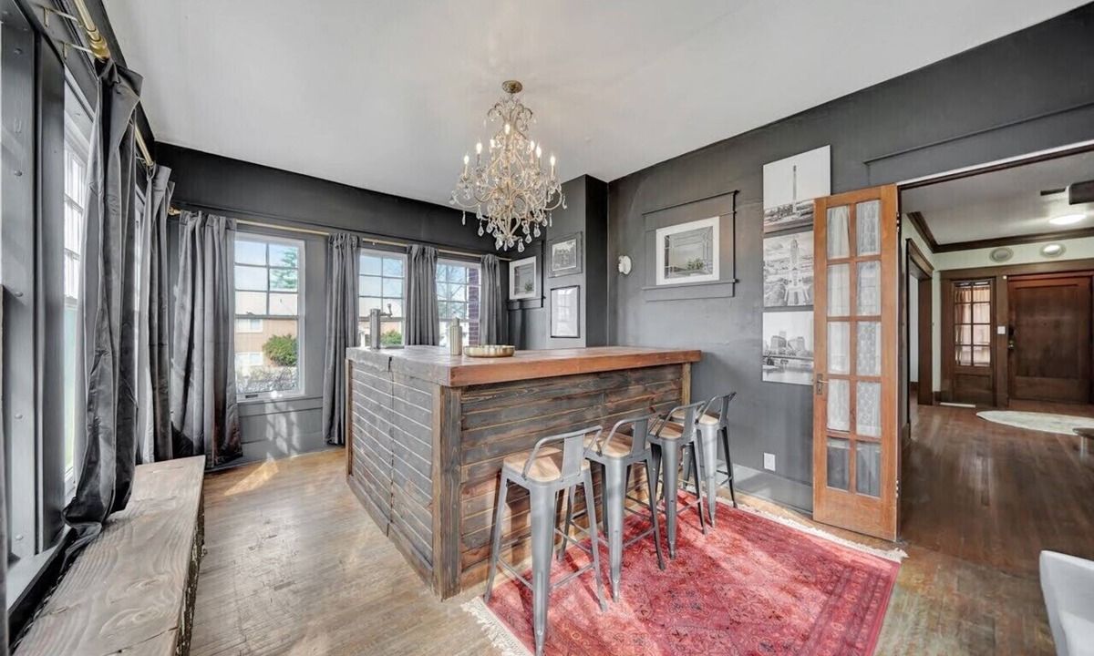 Near South House | 🍸🫒HUGE Luxurious 6BR+ Historic Gem by UNL Huskers: VRBO Lincoln NE - Pe.