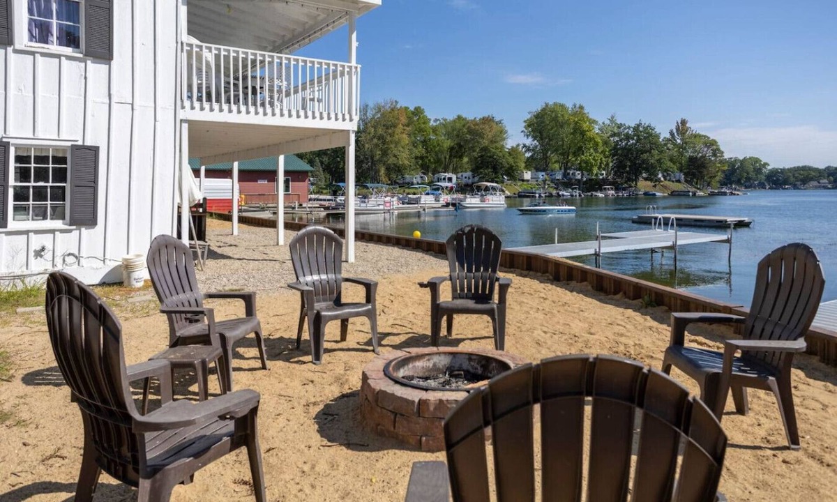 Plainwell House | Iconic Lakehouse - Ivy Lodge - on Pine Lake