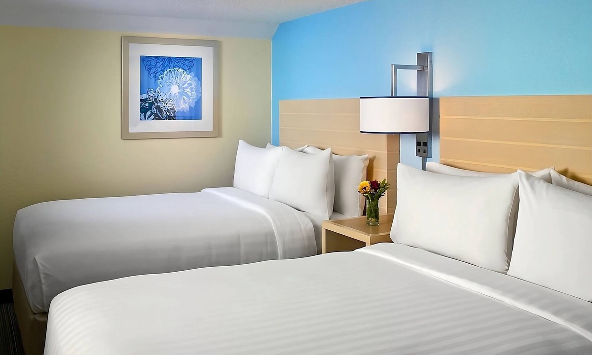 Auburn Hills Hotel | Ideal Mix of Comfort and Value! Free Breakfast, Pool, Near River Woods Park