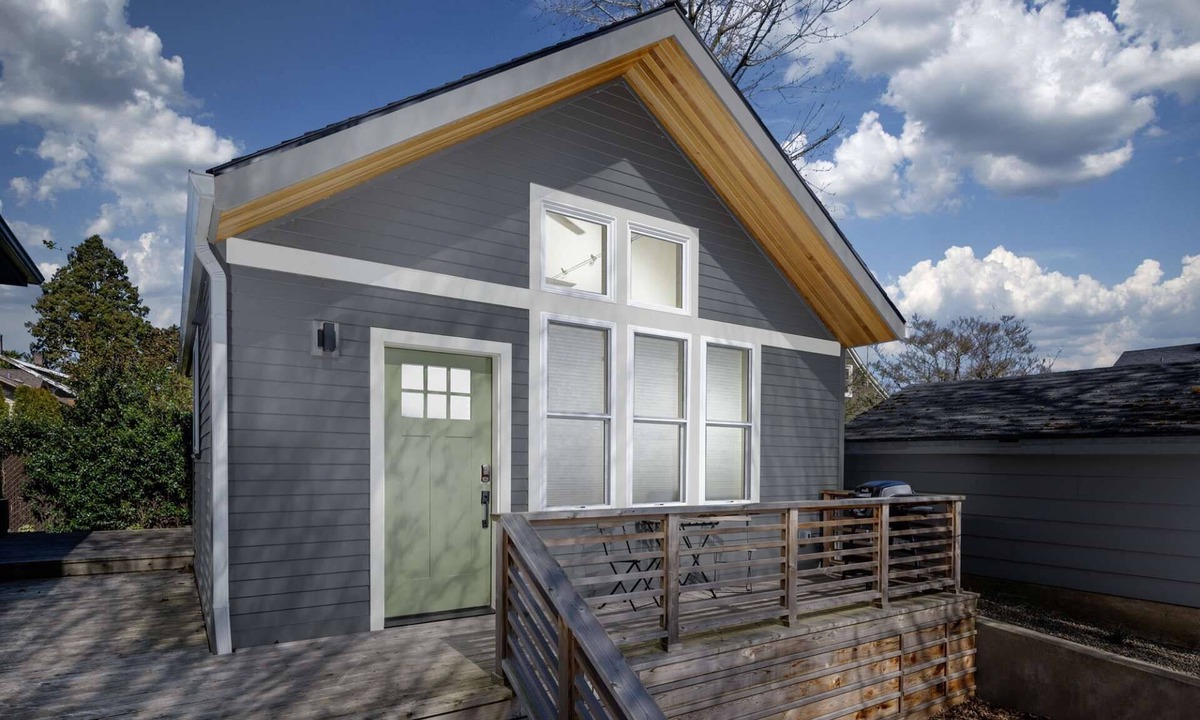 Overlook Cottage | Immaculate Detached Cottage - Walk to MAX, Drinks, Dining, 3 Miles to Dwntwn, Full Kitchen & BBQ