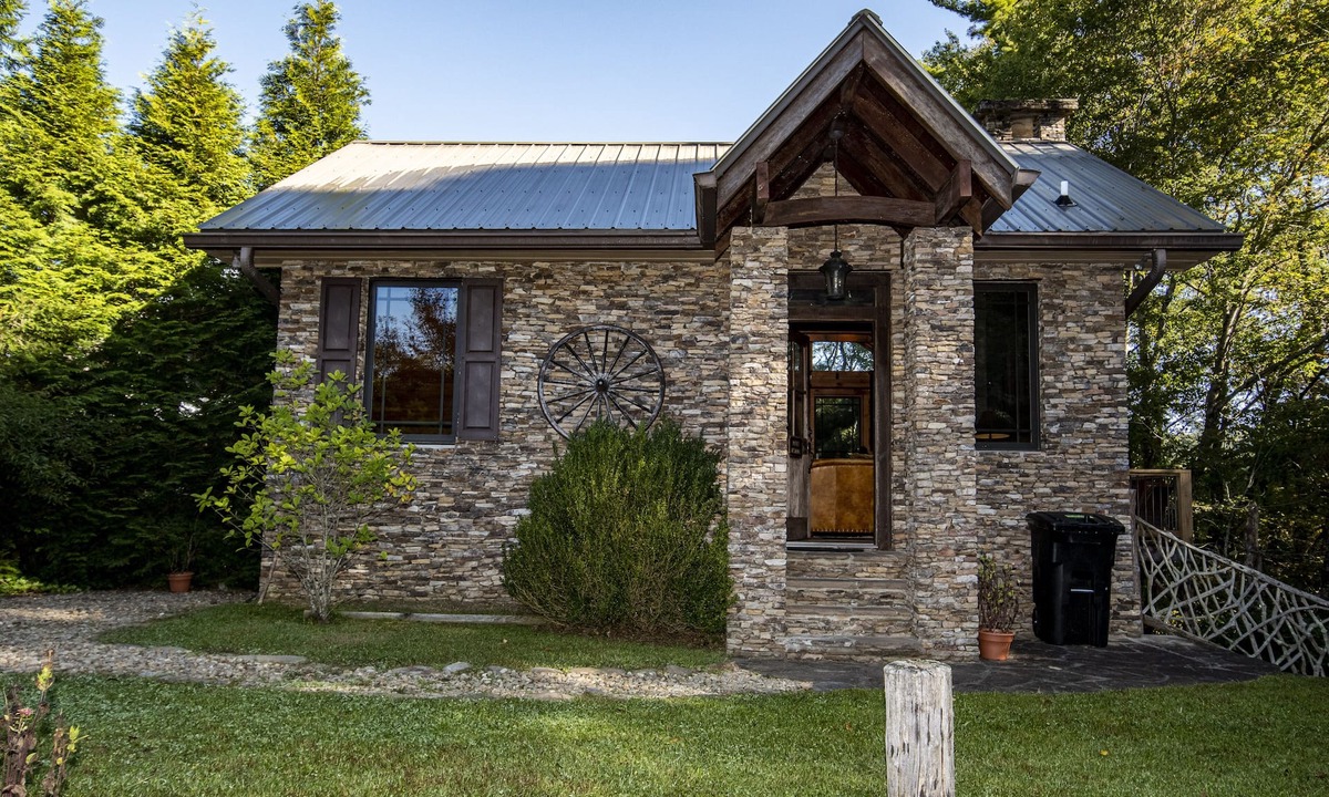Mirror Lake House | IN TOWN PARADISE !
