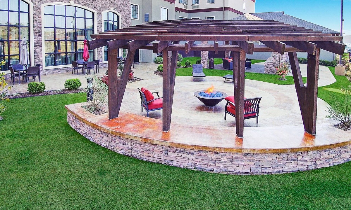 Longview Apartment | Indoor Pool. Free Breakfast. King Studio.
