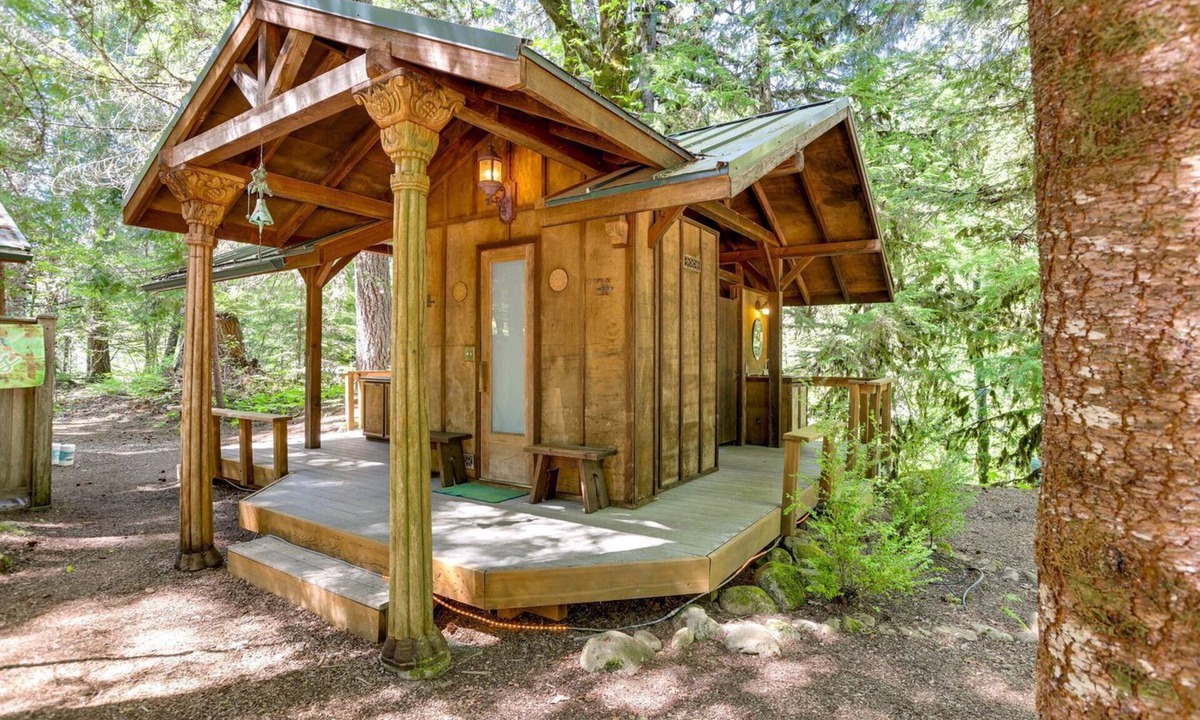 McKenzie Bridge Cabin | Intimate Creekfront Cabin with Private Sauna near Willamette National Forest