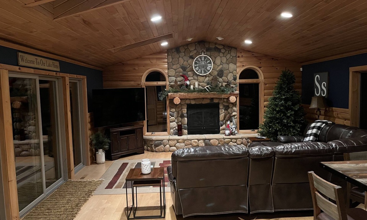 Webster House | Inviting 4BR/3Bath Home w/hot tub on crystal clear Devil's Lake in Webster, WI