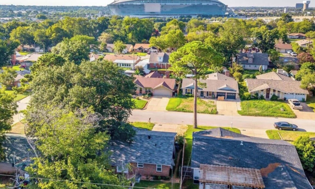 Arlington House | Inviting & Spacious 4BR | Walk to AT&T & World Cup